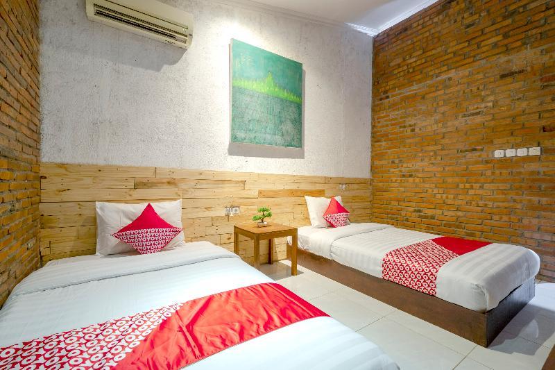 Oyo 2380 Alea Guesthouse Muntilan Exterior photo